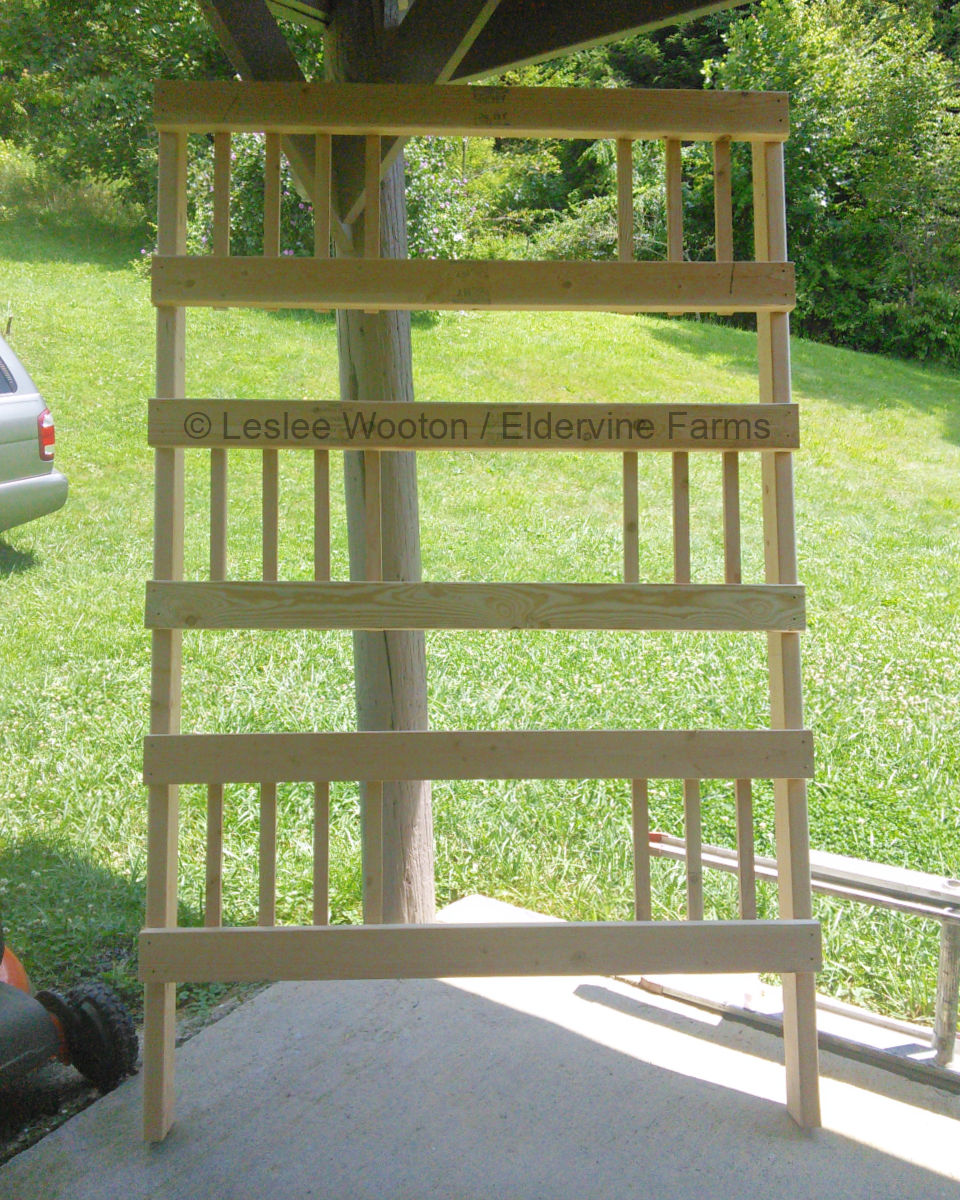 Front frame of a three-tiered epinette for chickens.