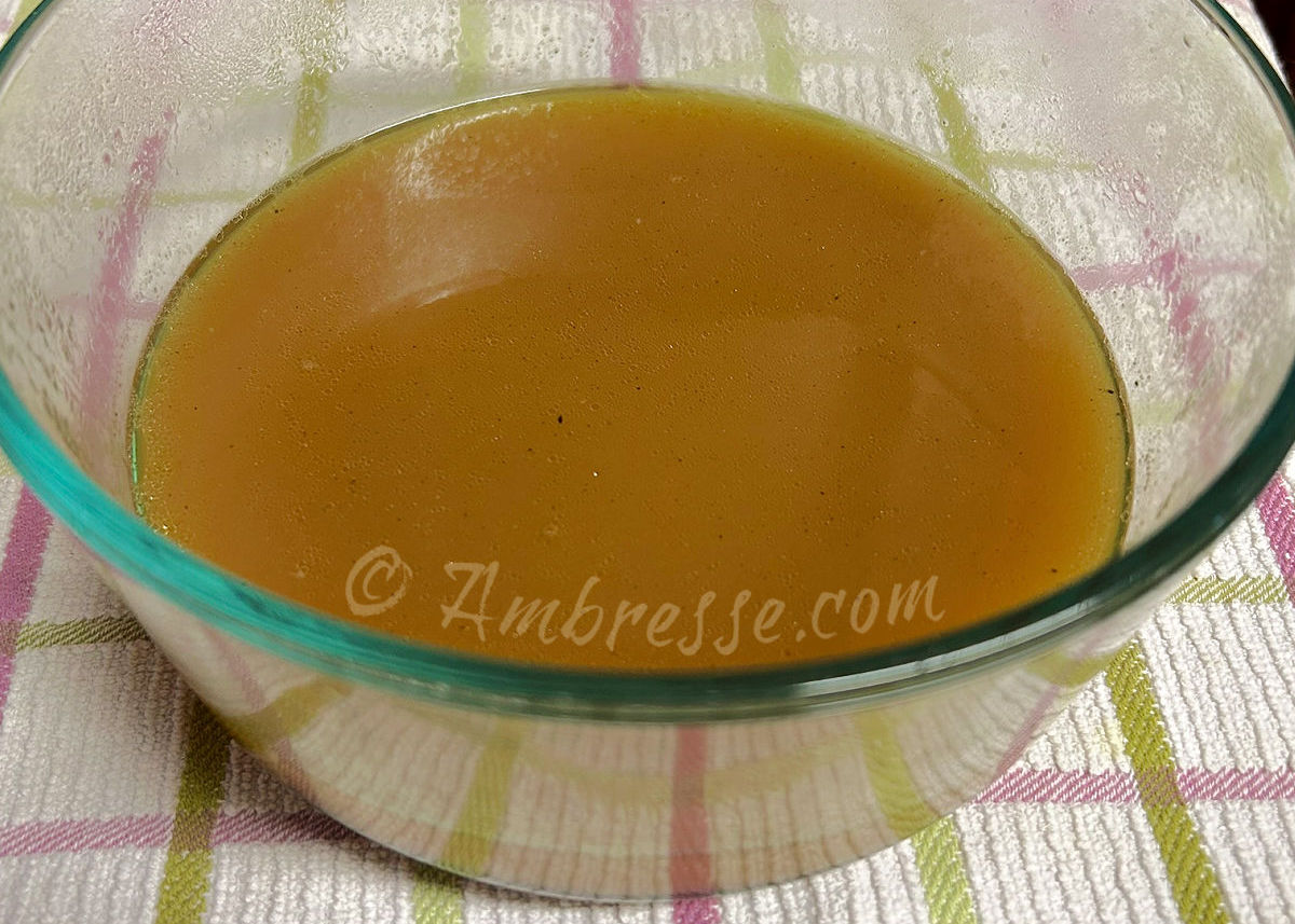 Rich chicken bone broth (9635-7x5).