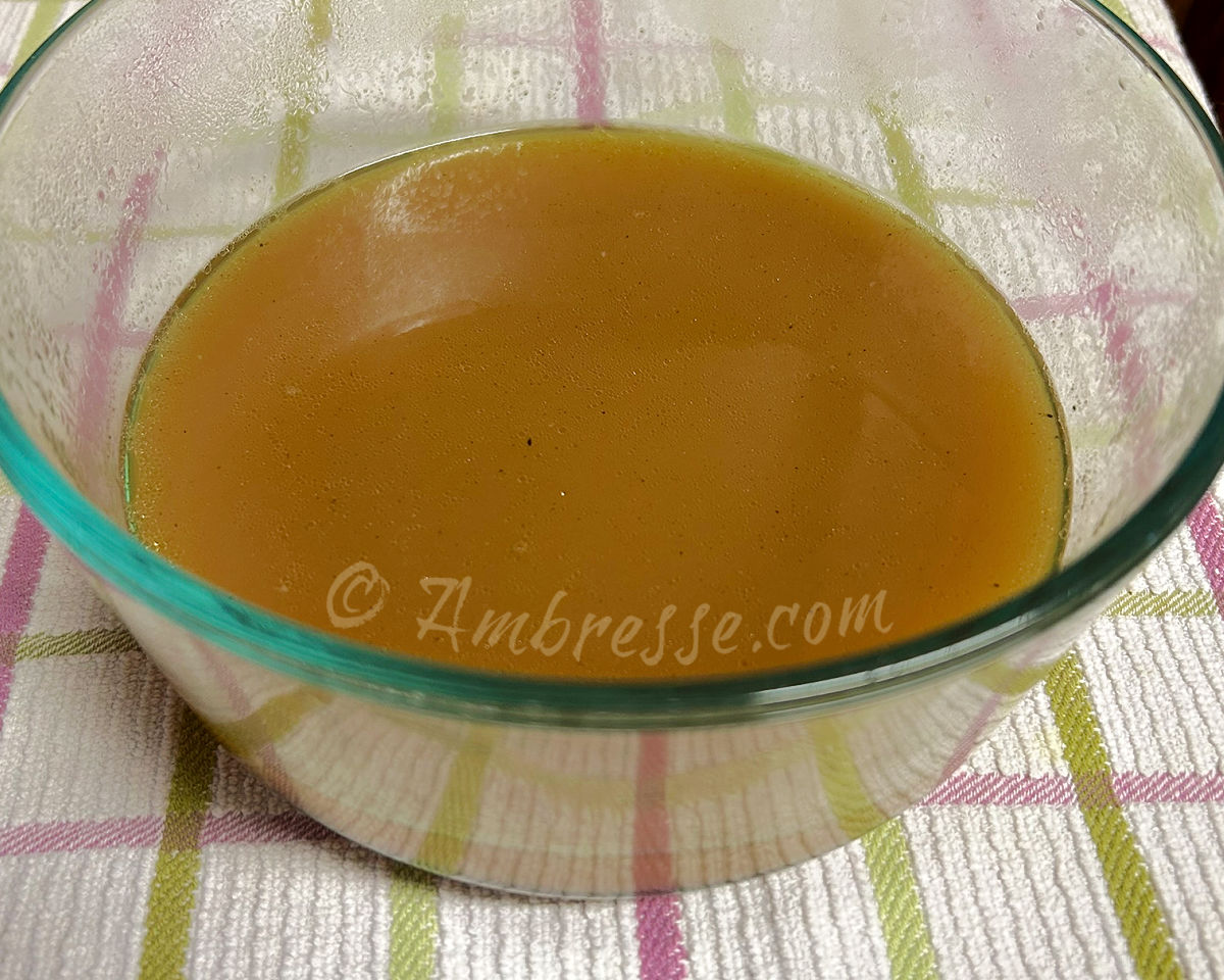 Rich and delicious chicken bone broth (9635).